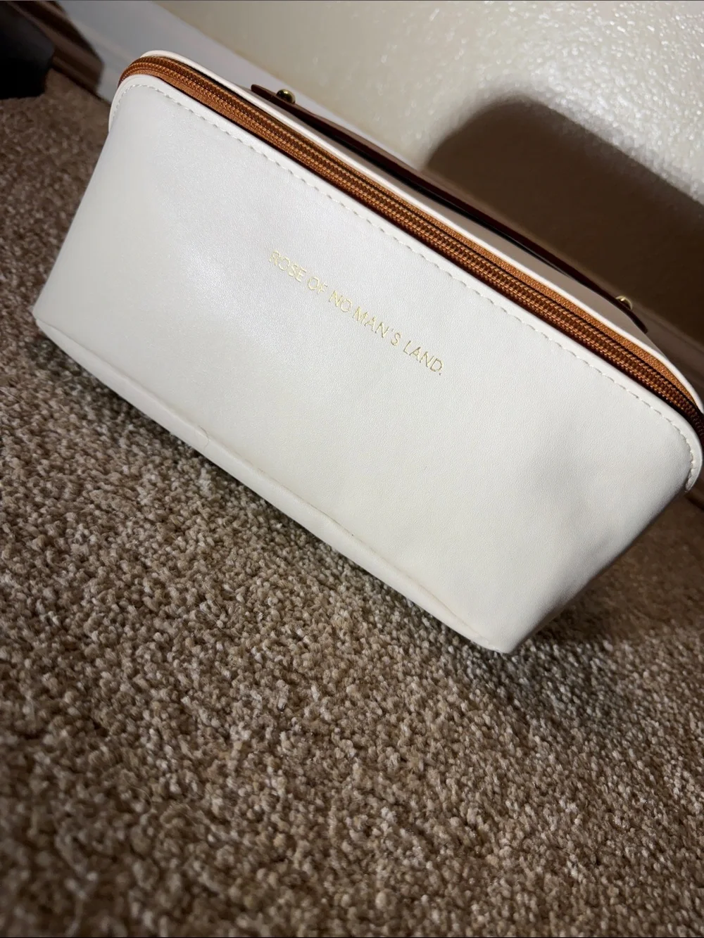 3/$15💗 White/Tan Cosmetic Pouch with Gold Zip - Rose of No Man's Land- NWOT